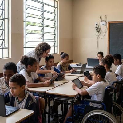 Brasil supera 100 mil escolas públicas com internet de qualidade, diz governo