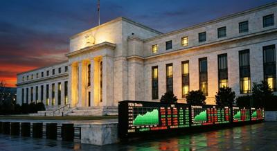 Fed mantém juros na estreia de Warsh e sinaliza possíveis altas em 2026